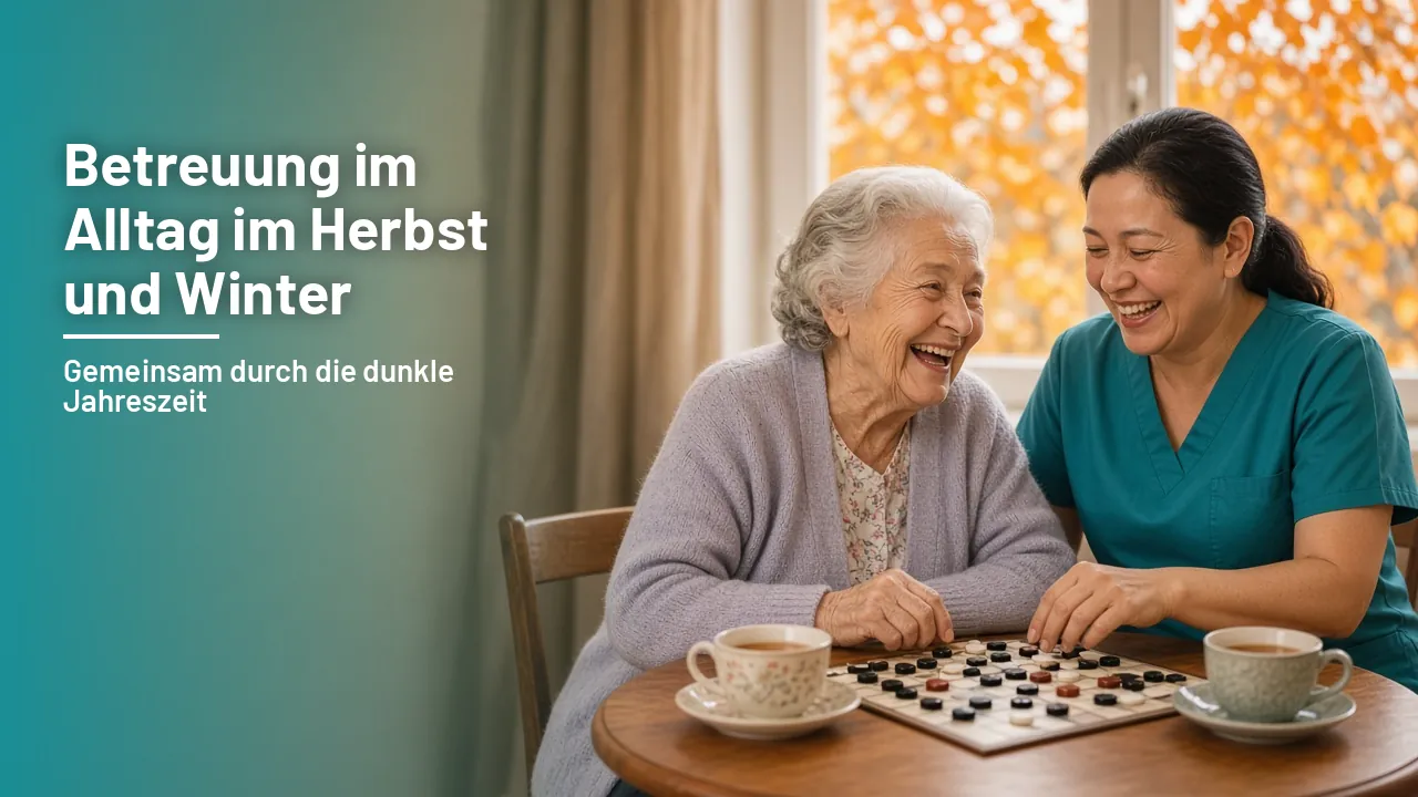 Betreuungskraft und ältere Dame spielen bei einer Tasse Tee ein Brettspiel an einem gemütlichen Tisch am Fenster, draußen fallen Herbstblätter