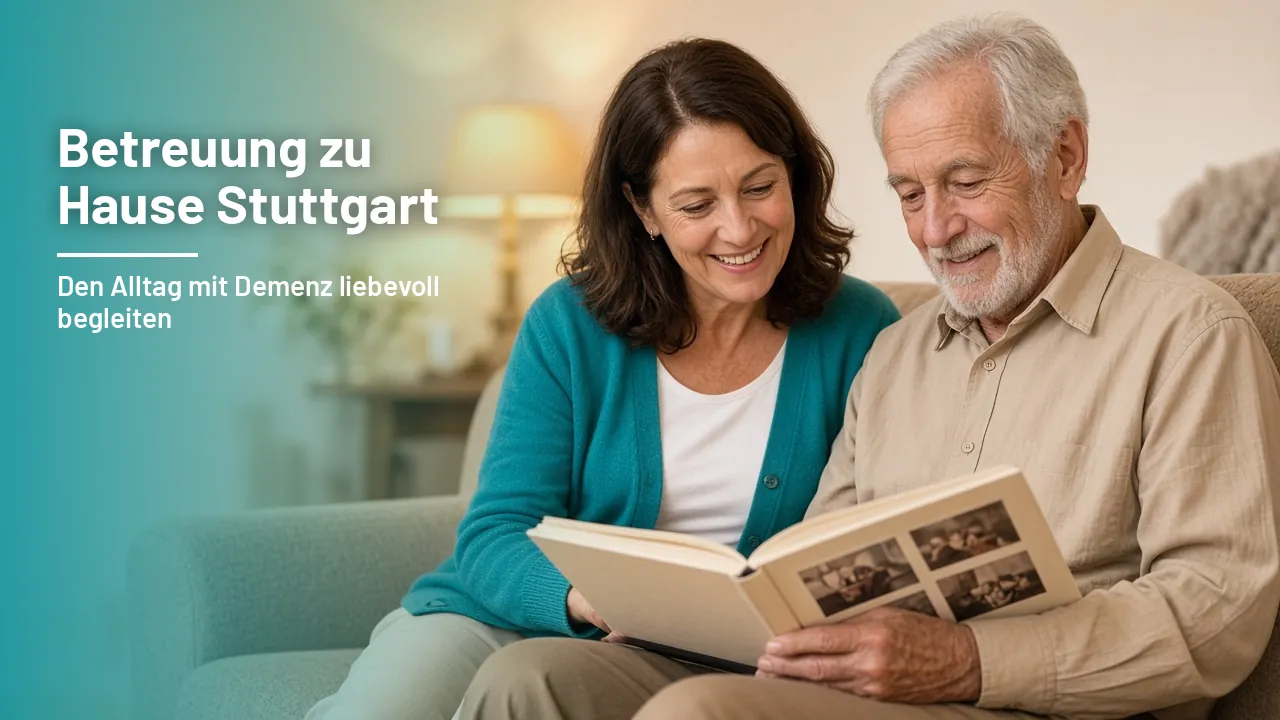 Betreuungskraft und älterer Herr schauen gemeinsam lächelnd ein Fotoalbum auf dem Sofa an