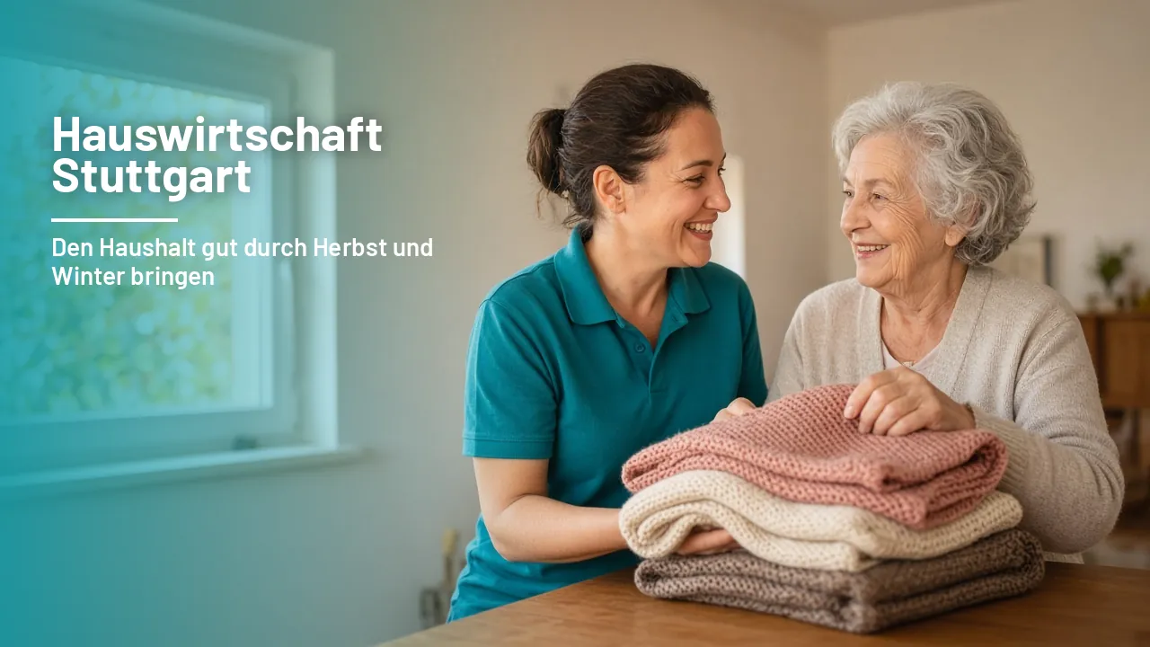 Hauswirtschaftskraft in türkisfarbener Dienstkleidung und ältere Dame falten gemeinsam warme Decken im hellen Wohnzimmer