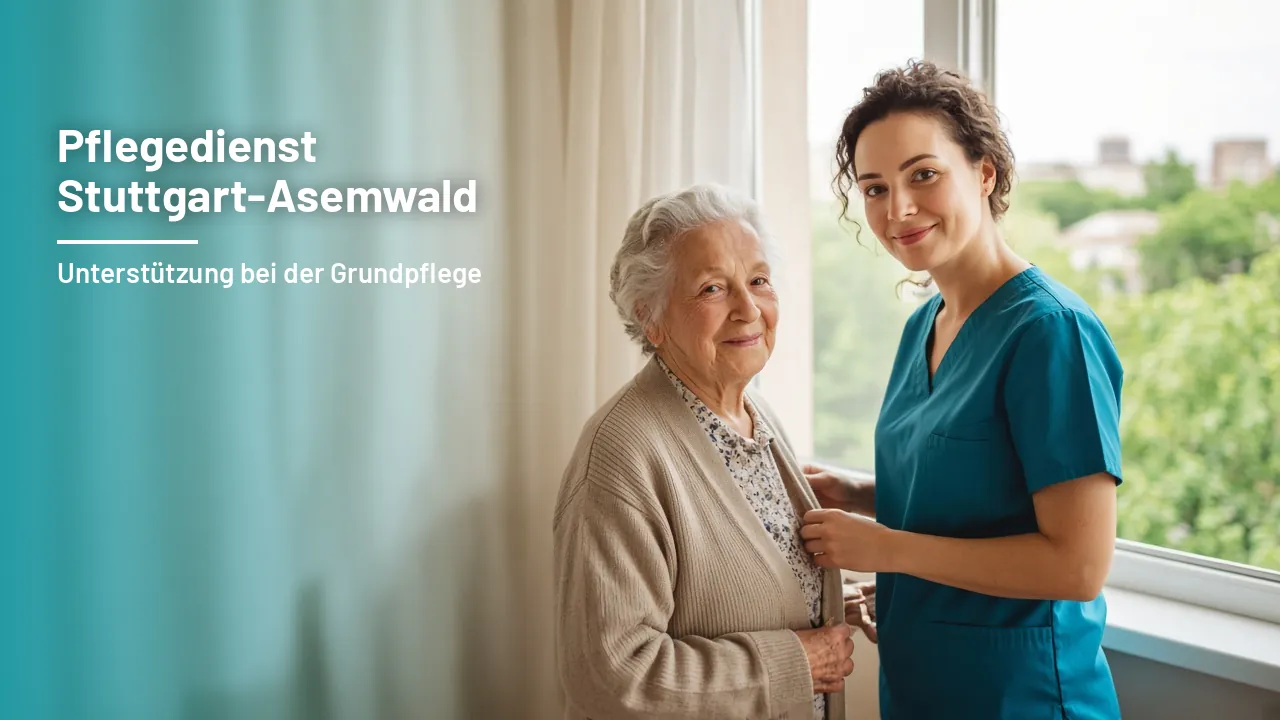 Pflegekraft hilft einer älteren Dame am großen Wohnungsfenster mit Blick über grüne Baumwipfel in eine Strickjacke